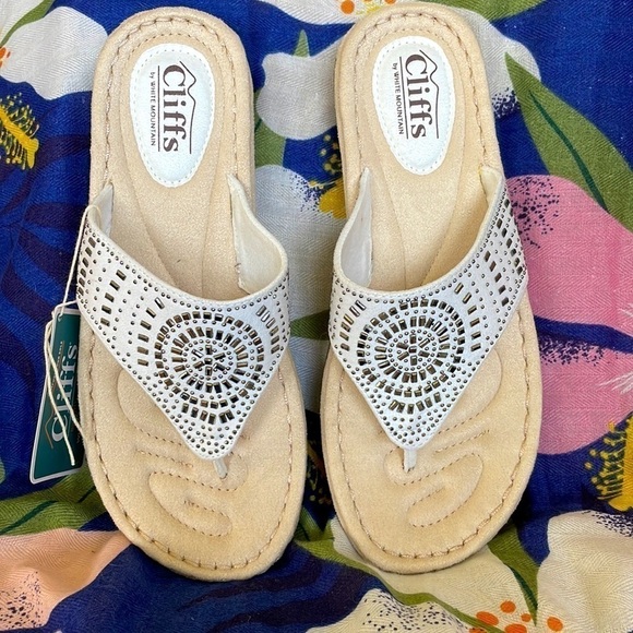 Brand New Cliffs Cienna Cushioned Footbed Low Wedge Thong Sandals Stone Design - Picture 4 of 13